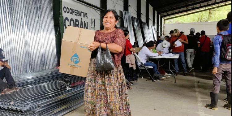 Mides entrega insumos esenciales en Alta Verapaz. / Foto: Mides.