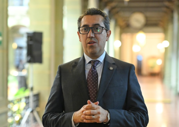 Ministro de Finanzas Públicas, Jonathan Menkos, señala las metas proyectadas en la devolución de impuestos. / Foto: Byron de la Cruz.