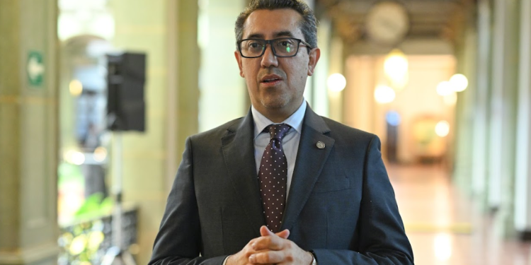 Ministro de Finanzas Públicas, Jonathan Menkos, señala las metas proyectadas en la devolución de impuestos. / Foto: Byron de la Cruz.