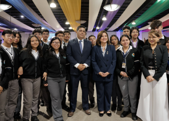Presidenta en funciones participó en la inauguración de la Feria Nacional de Becas. (Foto: Analí Camey)