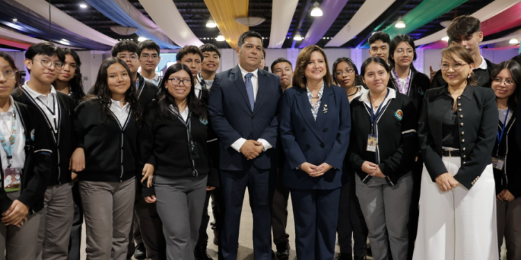 Presidenta en funciones participó en la inauguración de la Feria Nacional de Becas. (Foto: Analí Camey)