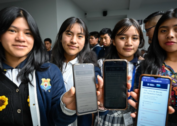 Siguen notificando por correo electrónico a aspirantes de Becas por Nuestro Futuro. / Foto: Álvaro Interiano, archivo.