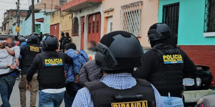 Durante la operación se reportó la captura de 14 personas en flagrancia, tres menores de edad fueron conducidos. / Foto: PNC