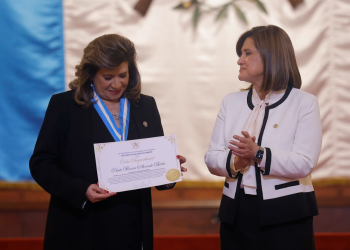 Presidenta en funciones reconoce con la Orden Vicepresidencial a químicas farmacéuticas. (Foto: Gilbert García)