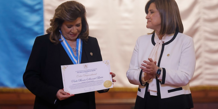 Presidenta en funciones reconoce con la Orden Vicepresidencial a químicas farmacéuticas. (Foto: Gilbert García)