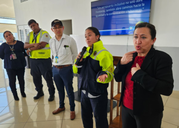 Personal del AILA se capacita en lengua de señas./Foto: DGAC.