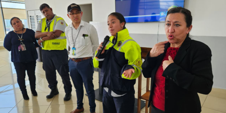 Personal del AILA se capacita en lengua de señas./Foto: DGAC.