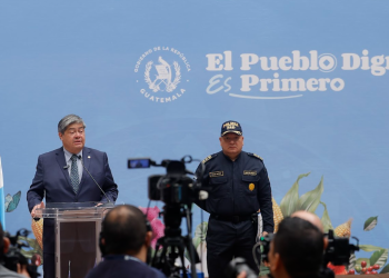 El ministro de Gobernación, Francisco Jimenes, detalló este viernes cómo se desarrolló un operativo relámpago en el barrio El Gallito. / Foto: Gilber Garcia