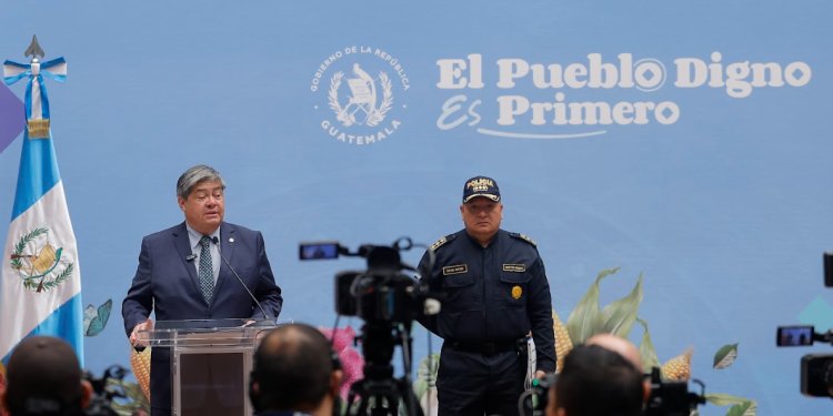 El ministro de Gobernación, Francisco Jimenes, detalló este viernes cómo se desarrolló un operativo relámpago en el barrio El Gallito. / Foto: Gilber Garcia