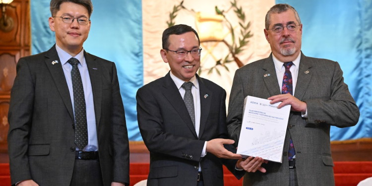 Presidente recibe Plan Maestro de Movilidad del Área Metropolitana de Guatemala. / Foto: Byron de la Cruz.