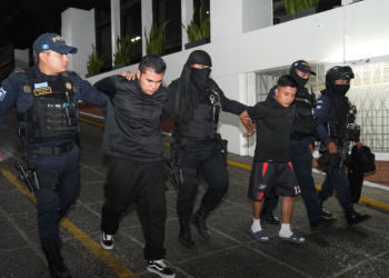 PNC capturó a dos pandilleros armados en el barrio El Gallito./Foto: PNC.