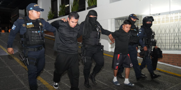 PNC capturó a dos pandilleros armados en el barrio El Gallito./Foto: PNC.