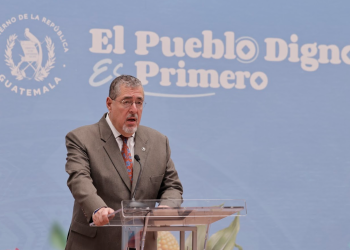 El presidente compartió que junto al Ministerio de Finanzas y la Comisión Contra la Corrupción se encuentran trabajando en una nueva ley de contrataciones. (Foto: Analí Camey)