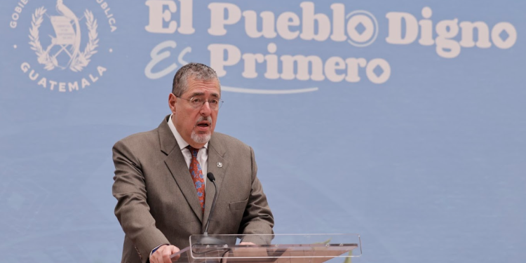 El presidente compartió que junto al Ministerio de Finanzas y la Comisión Contra la Corrupción se encuentran trabajando en una nueva ley de contrataciones. (Foto: Analí Camey)