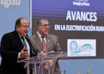 El ministro de energía y minas comparte los avances para la electrificación rural en el país. (Foto: Analí Camey)
