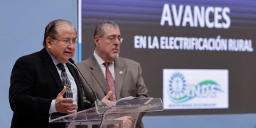 El ministro de energía y minas comparte los avances para la electrificación rural en el país. (Foto: Analí Camey)