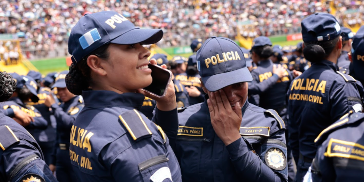 Casi 700 mujeres forman parte de los más de 3 mil nuevos agentes de la PNC. / Foto: Noé Pérez.