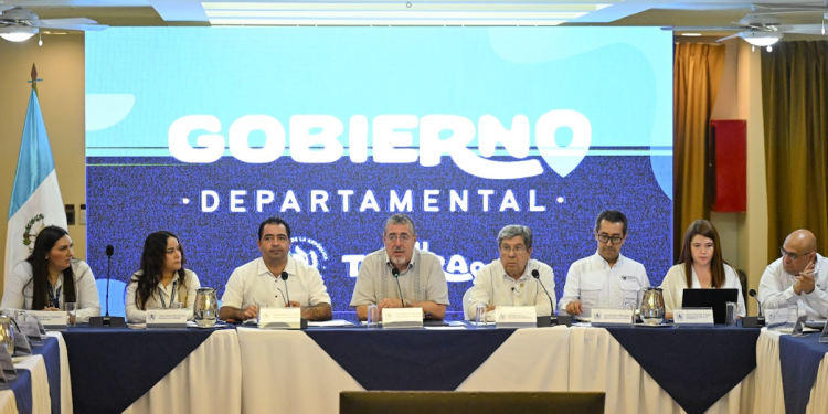 Presidente avanza con el comienzo del proceso para la implementación de Gobiernos Departamentales. / Foto: Byron de la Cruz.