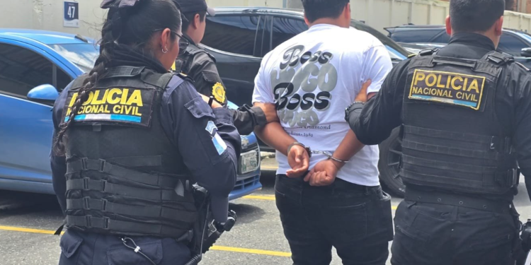 Los detenidos fueron identificados como Kevin Eduardo González Cante, de 23 años, y Cristian Estuardo González Cante, de 21, quienes son hermanos. / Foto: PNC