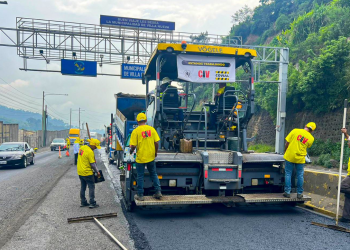 Covial lleva a cabo trabajos de bacheo y rehabilitación vial en la ruta hacia el Pacífico y a El Salvador. / Foto: CIV.
