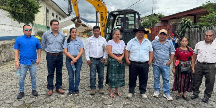 Primera piedra del proyecto de pavimentación en Chicacao, Suchitepéquez