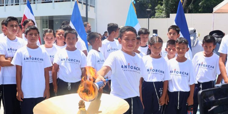 El pueblo de Ahuachapán recibió la Antorcha Centroamericana de la Paz y la Libertad