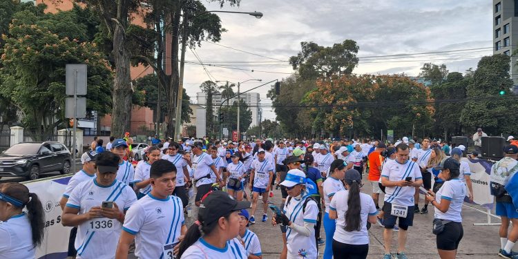 Cientos de guatemaltecos participaron en la Carrerea Independencia 2025
