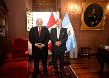 Guatemala y Perú abordan asuntos bilaterales