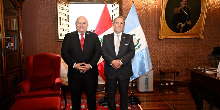 Guatemala y Perú abordan asuntos bilaterales