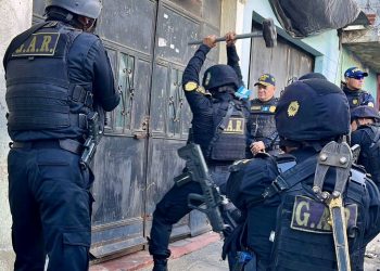 PNC incursiona en el barrio El Gallito tras atentado que cobró la vida de un agente policial. / Foto: PNC.