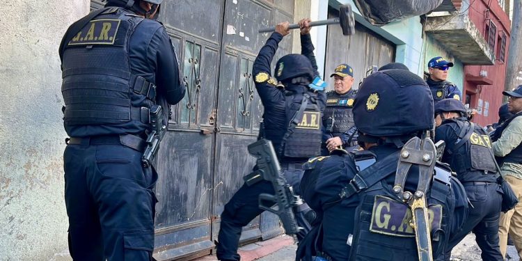 PNC incursiona en el barrio El Gallito tras atentado que cobró la vida de un agente policial. / Foto: PNC.