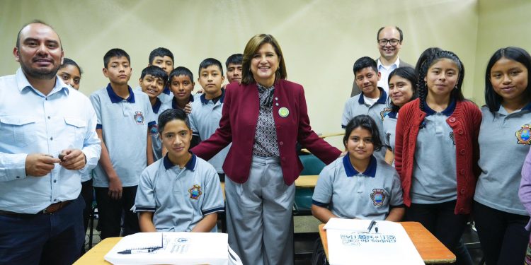 Vicepresidenta Karin Herrera lanza clubes de ciencias en Sololá y Quiché. / Foto: Vicepresidencia de la República.