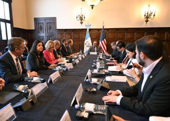 El presidente Bernardo Arévalo recibió a una delegación bipartidista del Congreso de los EE. UU.. / Foto: Gobierno de Guatemala.