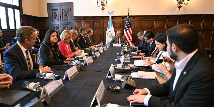 El presidente Bernardo Arévalo recibió a una delegación bipartidista del Congreso de los EE. UU.. / Foto: Gobierno de Guatemala.