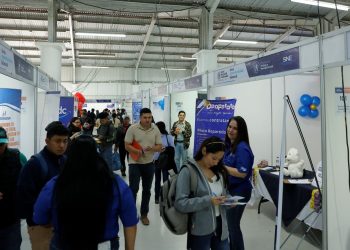 Cientos de personas, la mayoría jóvenes, acuden al parque de la industria en busca de una oportunidad en la segunda Feria Nacional de Empleo que organiza el Mintrab.