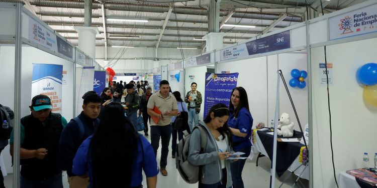 Cientos de personas, la mayoría jóvenes, acuden al parque de la industria en busca de una oportunidad en la segunda Feria Nacional de Empleo que organiza el Mintrab.