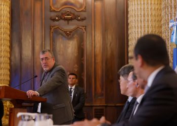 El presidente Bernardo Arévalo, durante el acto en el que recibió el Plan Maestro de Movilidad para el área metropolitana.