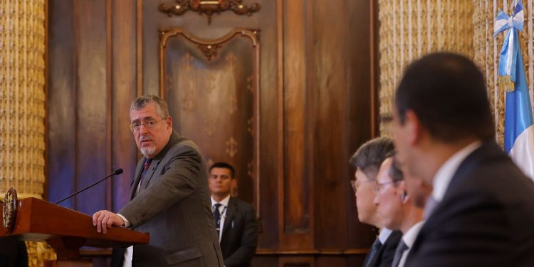 El presidente Bernardo Arévalo, durante el acto en el que recibió el Plan Maestro de Movilidad para el área metropolitana.