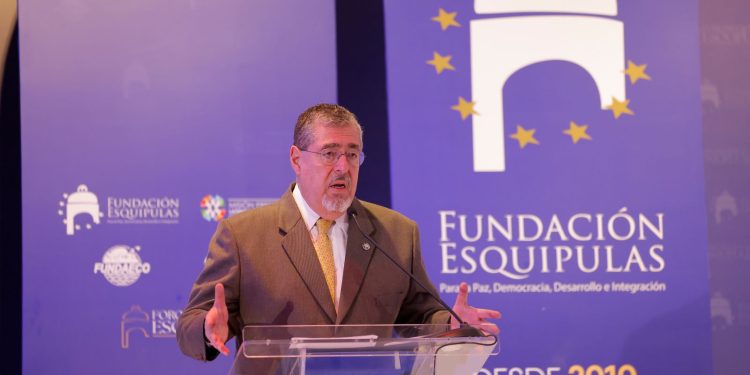 El presidente Bernardo Arévalo destaca la importancia de defender la democracia durante su participación en el Foro de Esquipulas.