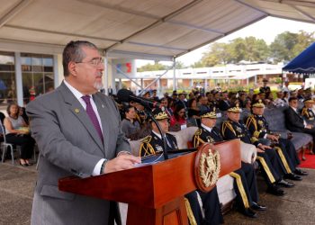 El presidente Bernardo Arévalo destaca los valores y principios que sustentan la democracia, durante aniversario de la Escuela Politécnica.