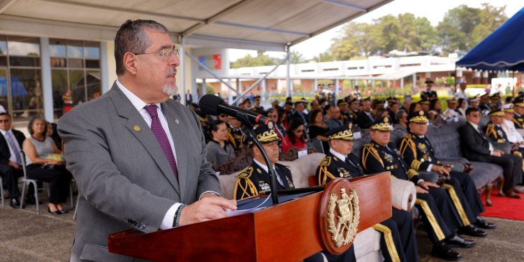 El presidente Bernardo Arévalo destaca los valores y principios que sustentan la democracia, durante aniversario de la Escuela Politécnica.