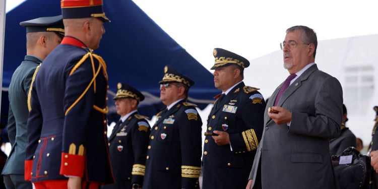 Presidente Bernardo Arévalo participa en actos de conmemoración de aniversario de la Escuela Politécnica y el Día del Cadete. / Foto: Gilber Garcia