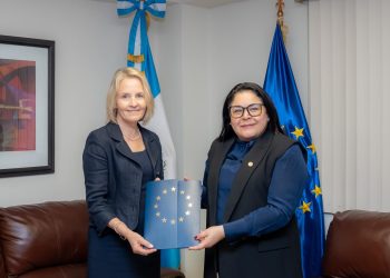 Jefa de la Delegación de la Unión Europea presenta copias de estilo en Guatemala