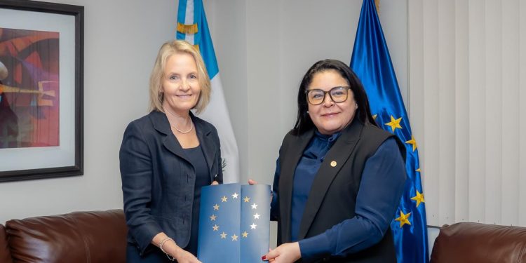 Jefa de la Delegación de la Unión Europea presenta copias de estilo en Guatemala