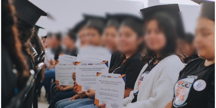 240 adolescentes culminan programa “Jóvenes Listos” de World Visión junto a la SBS