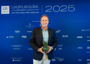 El director del Inguat, Harris Whitbeck, recibió el galardón que distingue a Guatemala como Destino Internacional de Lujo 2025.