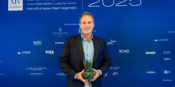 El director del Inguat, Harris Whitbeck, recibió el galardón que distingue a Guatemala como Destino Internacional de Lujo 2025.