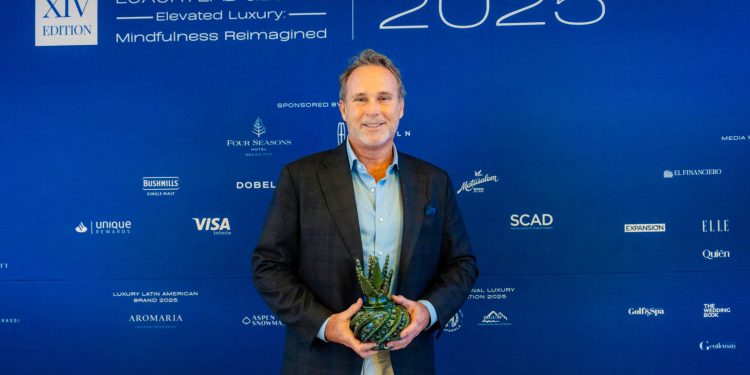 El director del Inguat, Harris Whitbeck, recibiÃ³ el galardÃ³n que distingue a Guatemala como Destino Internacional de Lujo 2025.