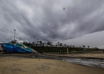 Se prevé que el huracán se debilite pero siguen las previsiones de fuertes lluvias y oleaje en cinco estados del noroeste mexicano.