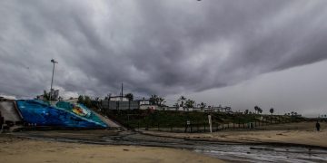 Se prevé que el huracán se debilite pero siguen las previsiones de fuertes lluvias y oleaje en cinco estados del noroeste mexicano.
